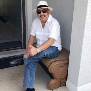 Meet your Posher, Lauro